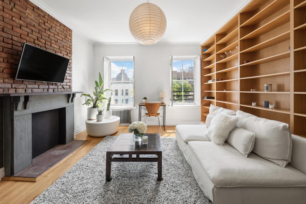 306 W 4TH Street E2