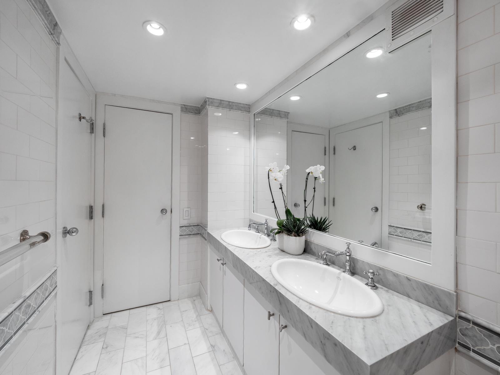 240 CENTRE Street Unit: 4N