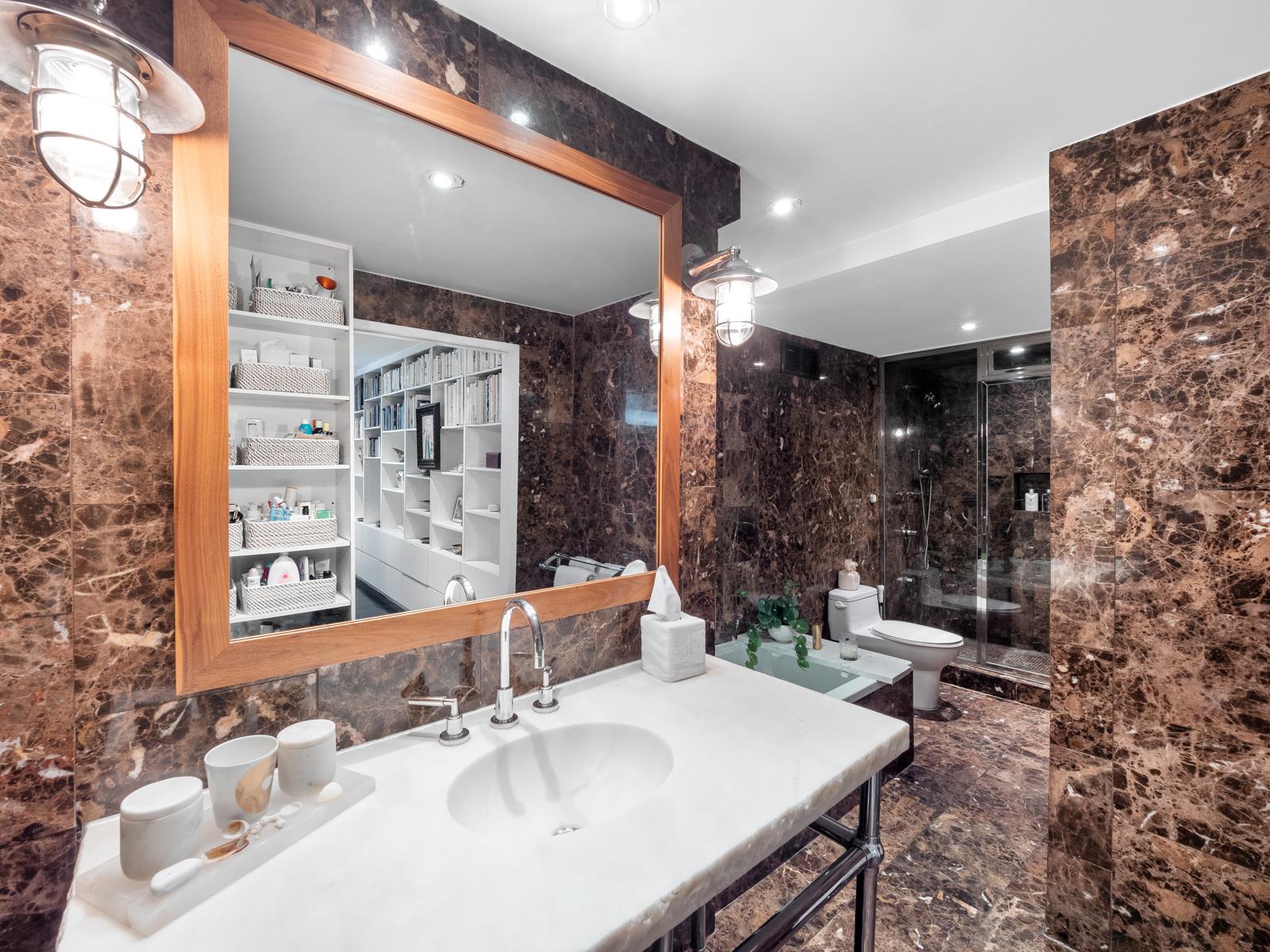 240 CENTRE Street Unit: 4N
