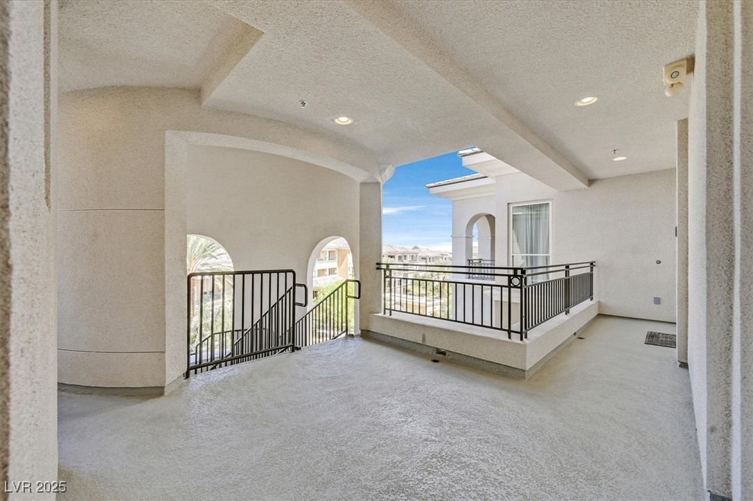 9213 Las Manaitas Avenue 401