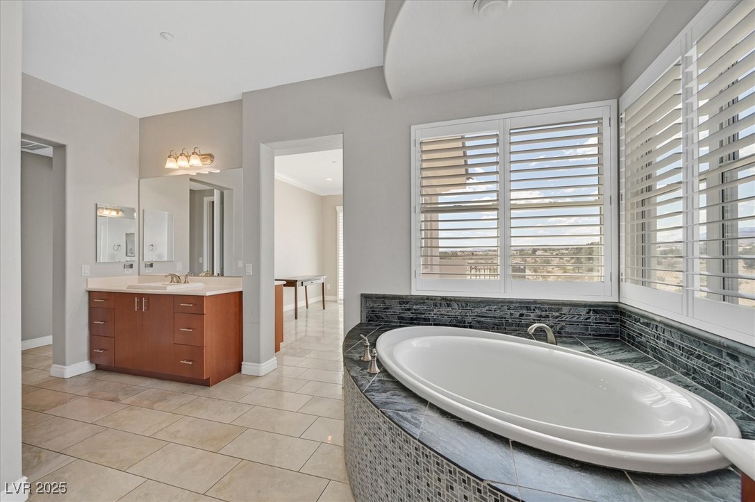 9213 Las Manaitas Avenue 401