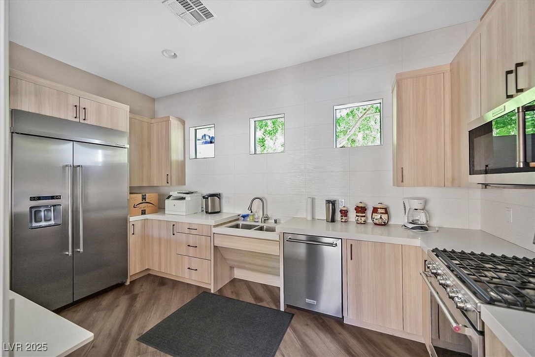 9213 Las Manaitas Avenue 401