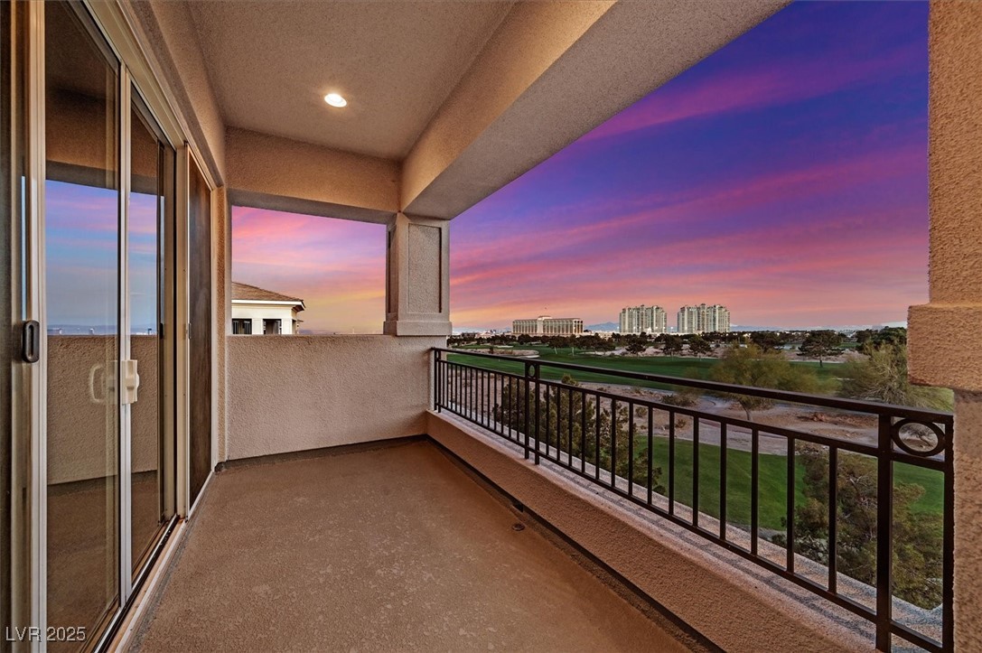 9213 Las Manaitas Avenue 401