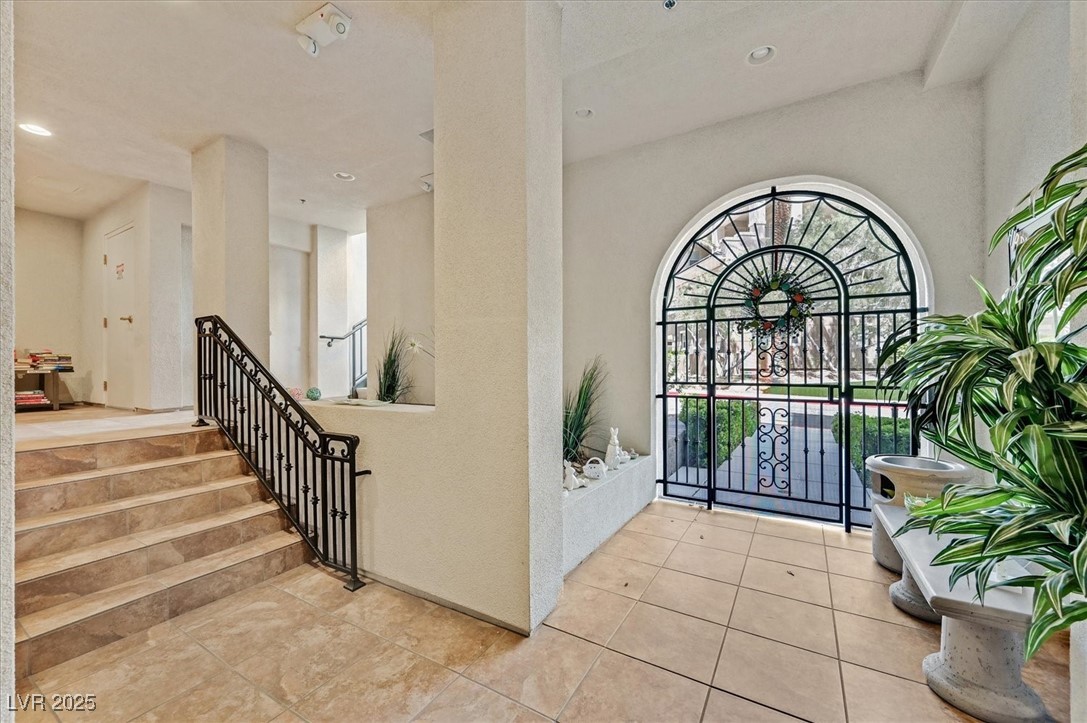 9213 Las Manaitas Avenue 401