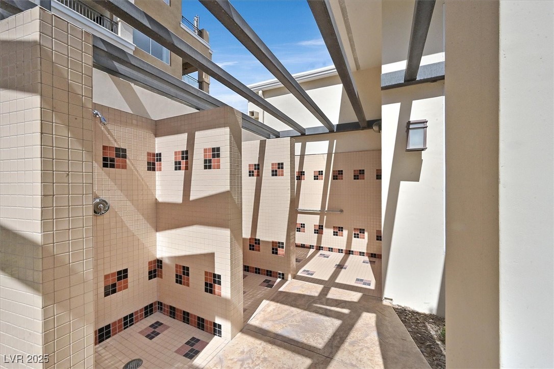 9213 Las Manaitas Avenue 401