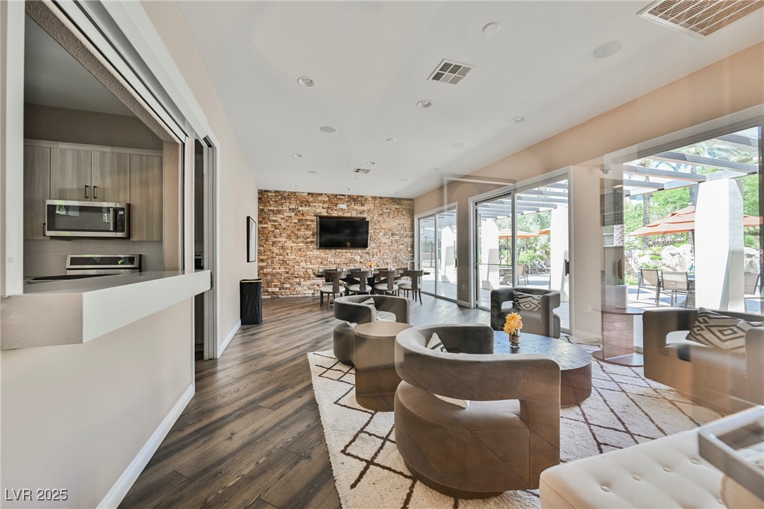 9213 Las Manaitas Avenue 301