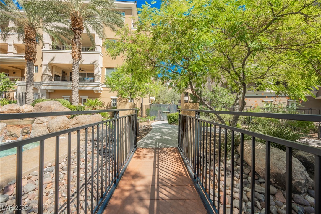 9213 Las Manaitas Avenue 301