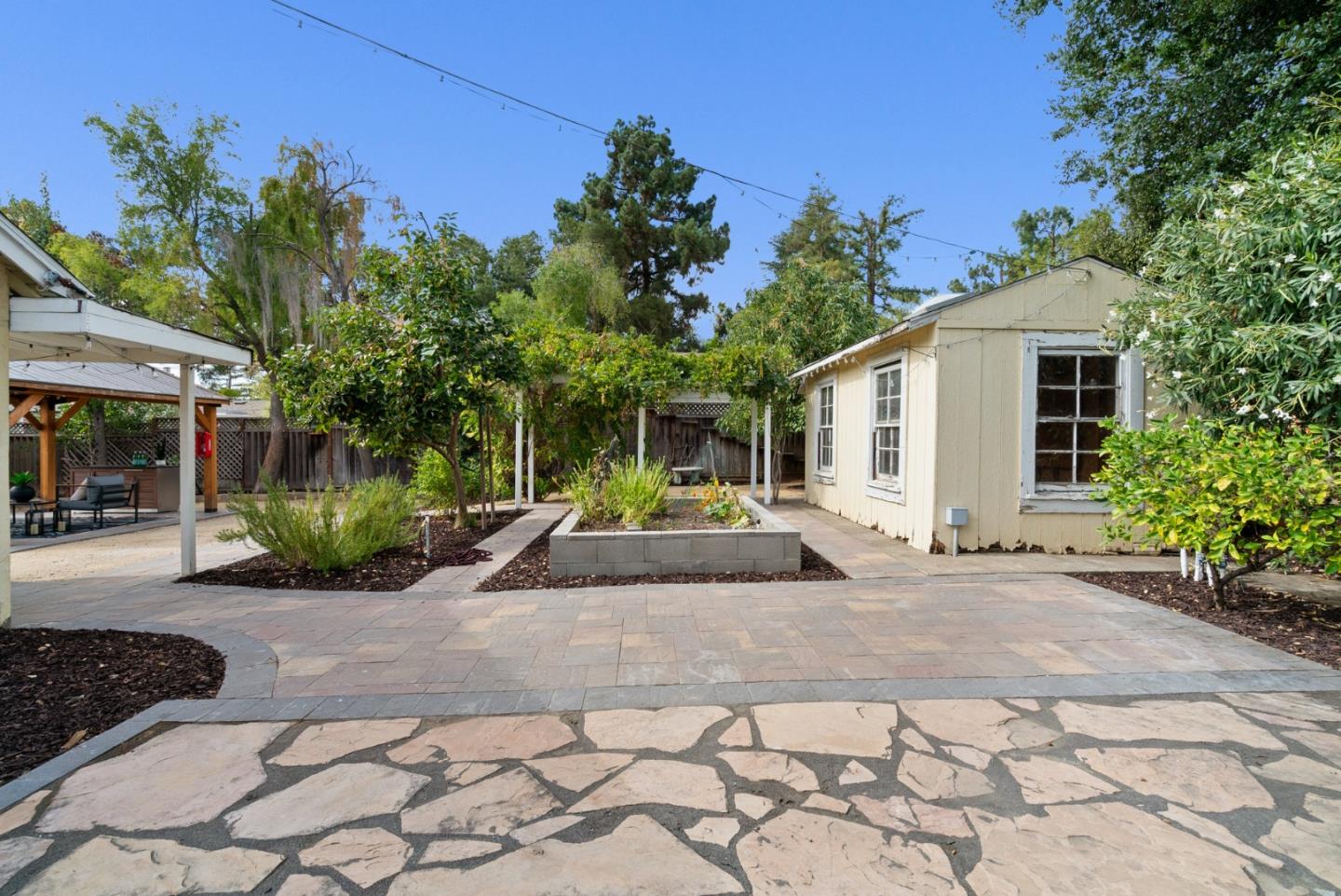 186 Mountain View Avenue