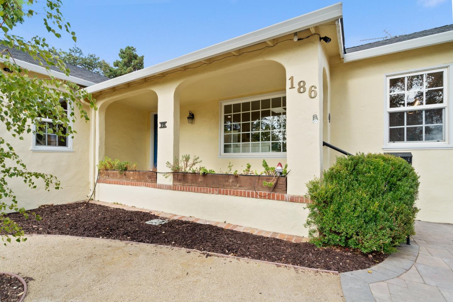 186 Mountain View Avenue