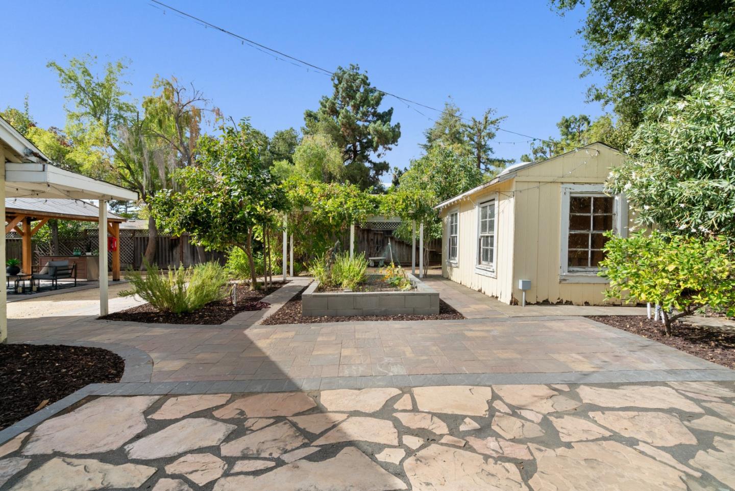 186 Mountain View Avenue