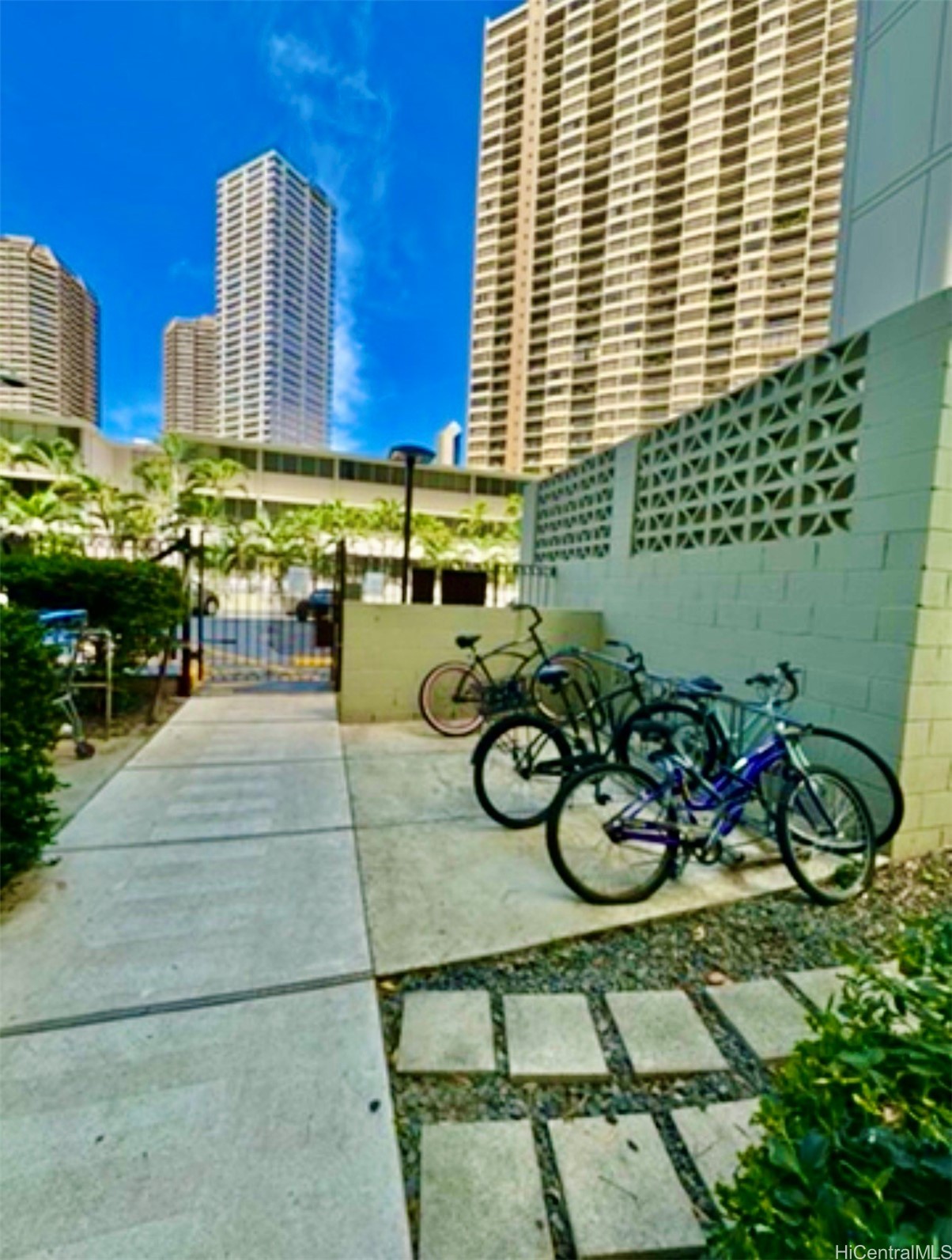 425 Ena Road 302B