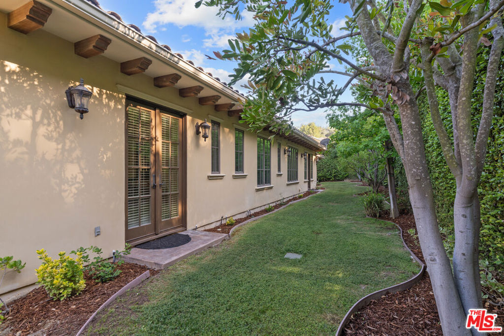 3697 Benedict Canyon Lane