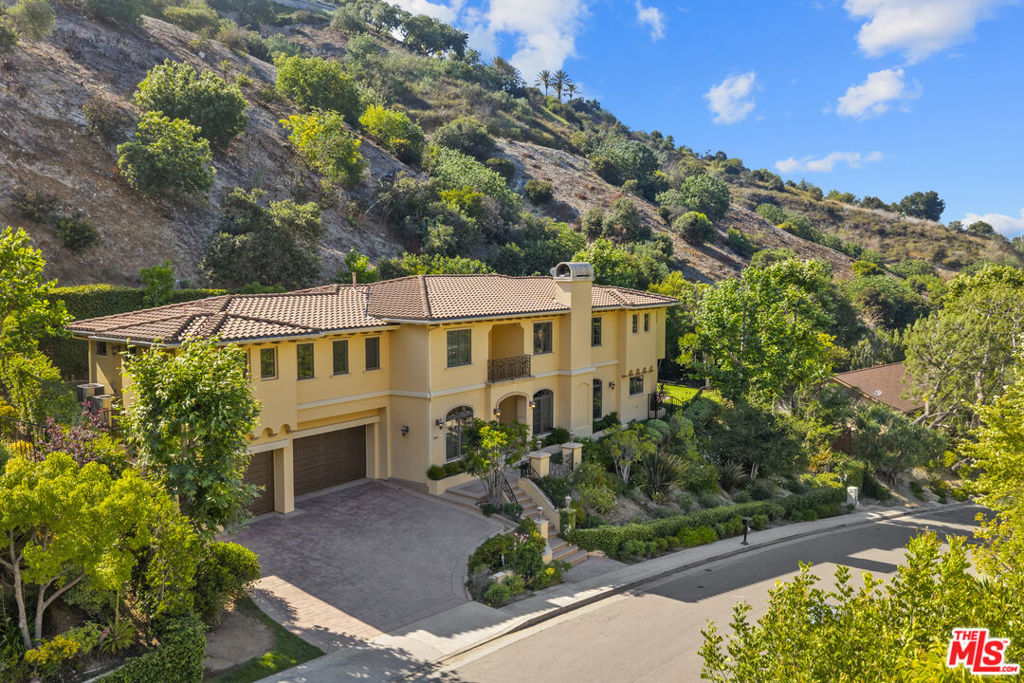 3697 Benedict Canyon Lane