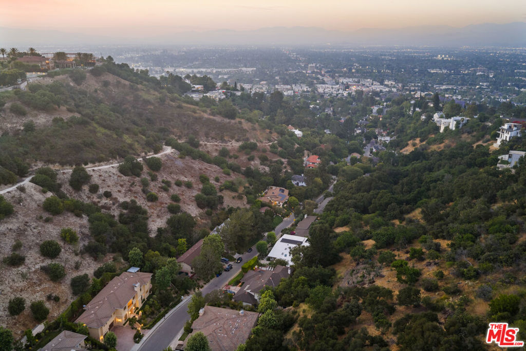 3697 Benedict Canyon Lane