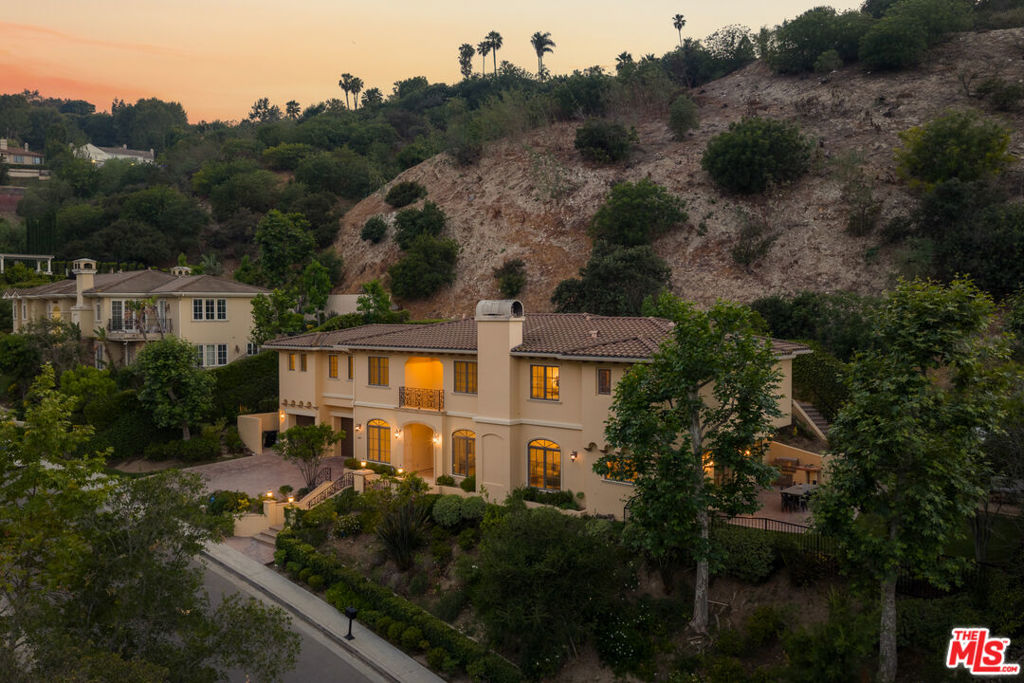 3697 Benedict Canyon Lane