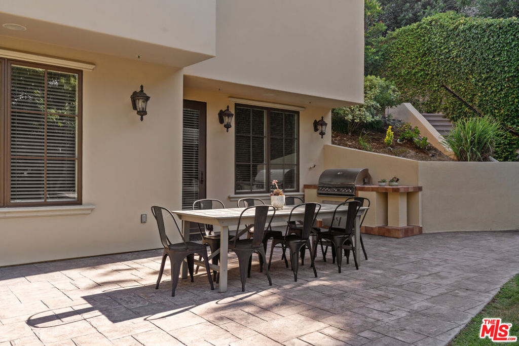 3697 Benedict Canyon Lane