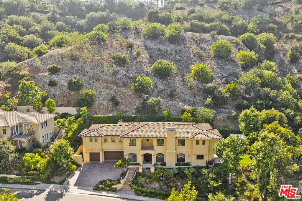 3697 Benedict Canyon Lane
