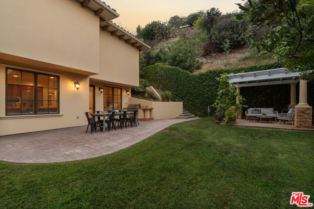 3697 Benedict Canyon Lane