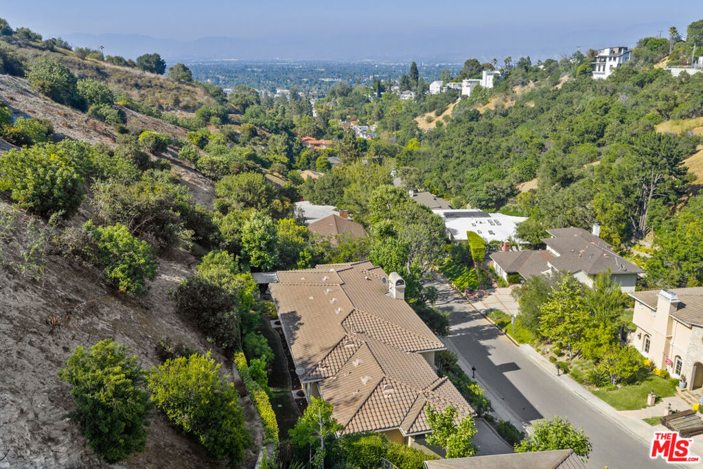 3697 Benedict Canyon Lane