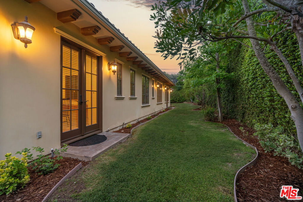 3697 Benedict Canyon Lane