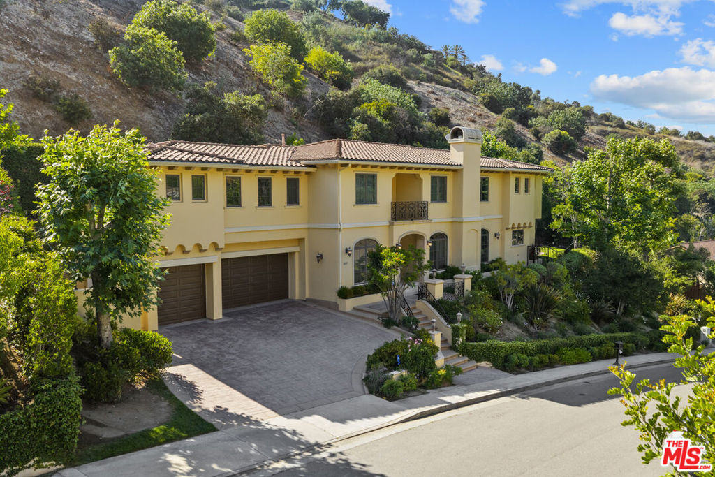 3697 Benedict Canyon Lane