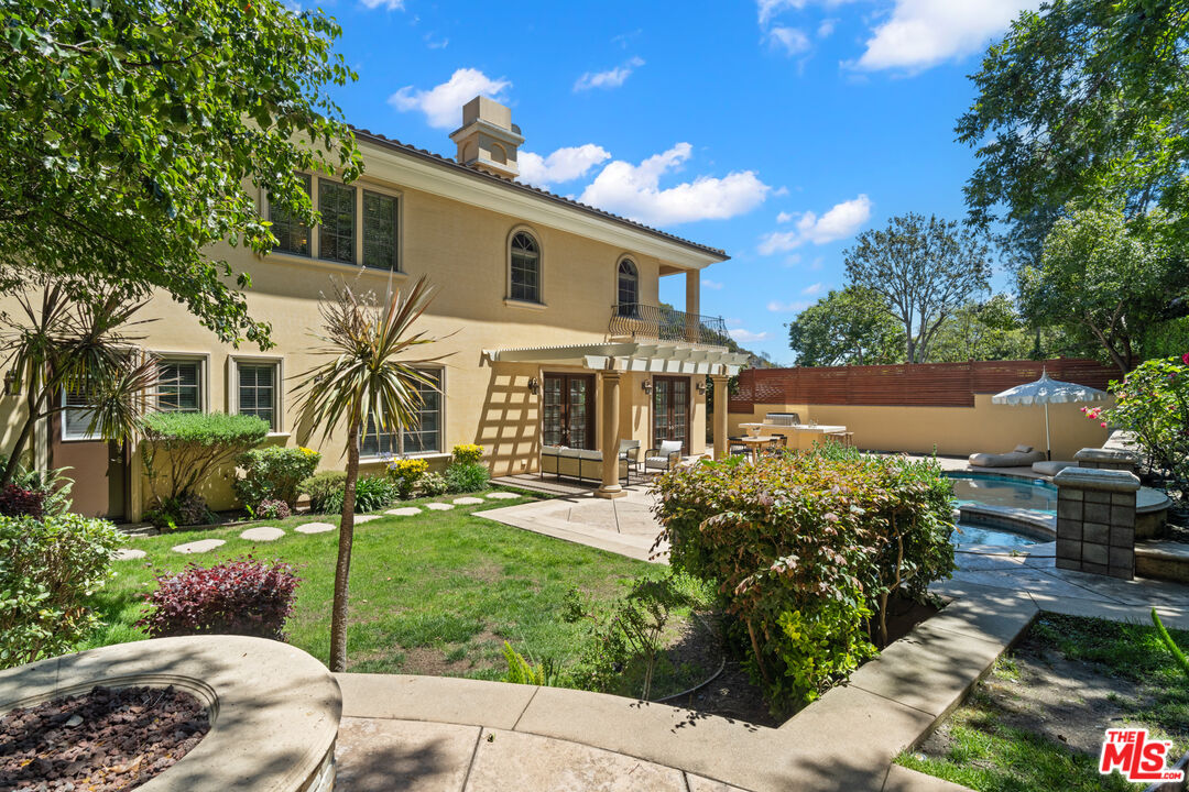 1571 N Bundy Dr