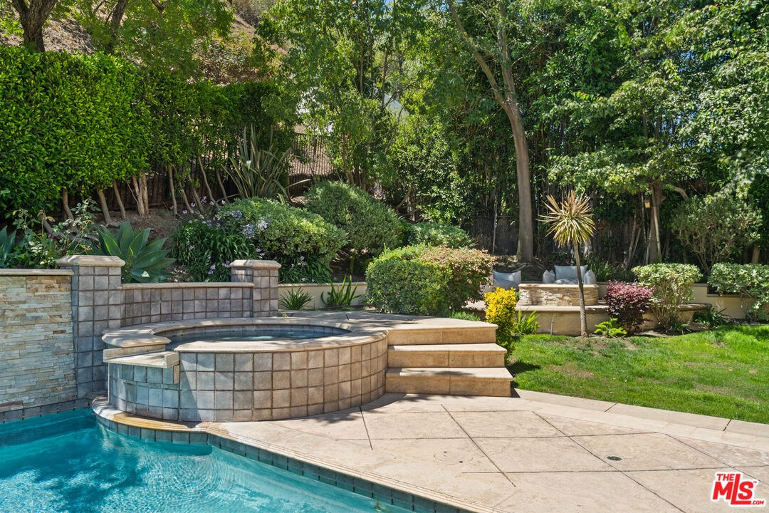 1571 N Bundy Dr