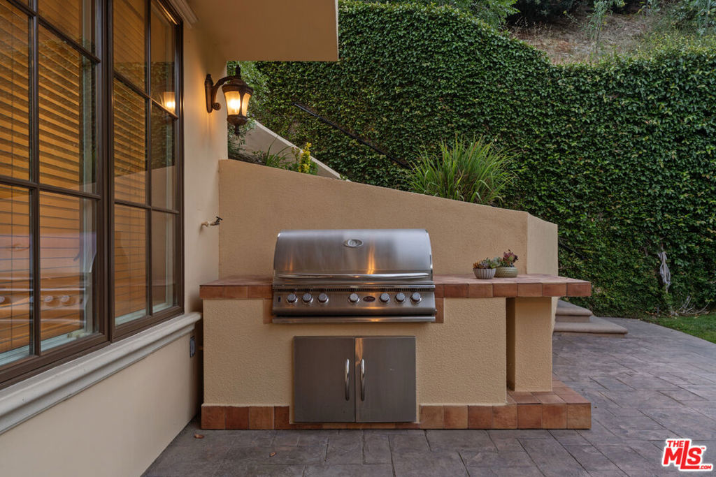 3697 Benedict Canyon Lane