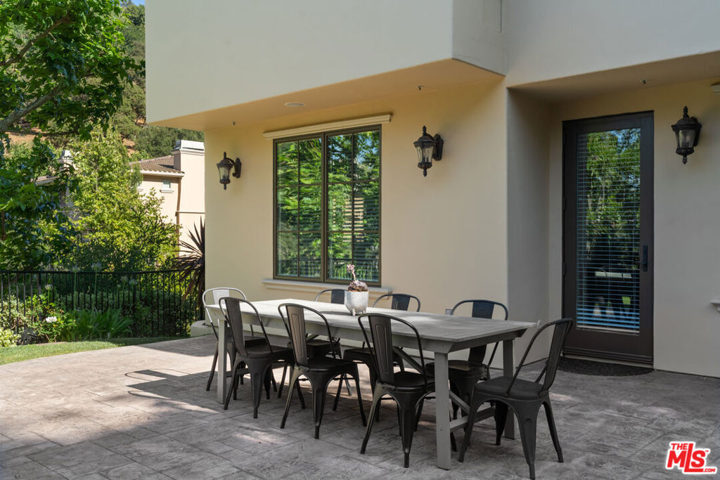 3697 Benedict Canyon Lane