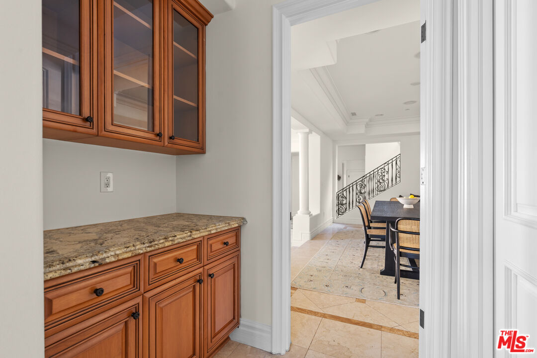 3697 Benedict Canyon Ln