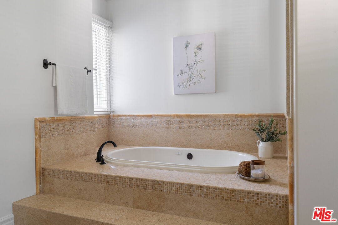 3697 Benedict Canyon Ln