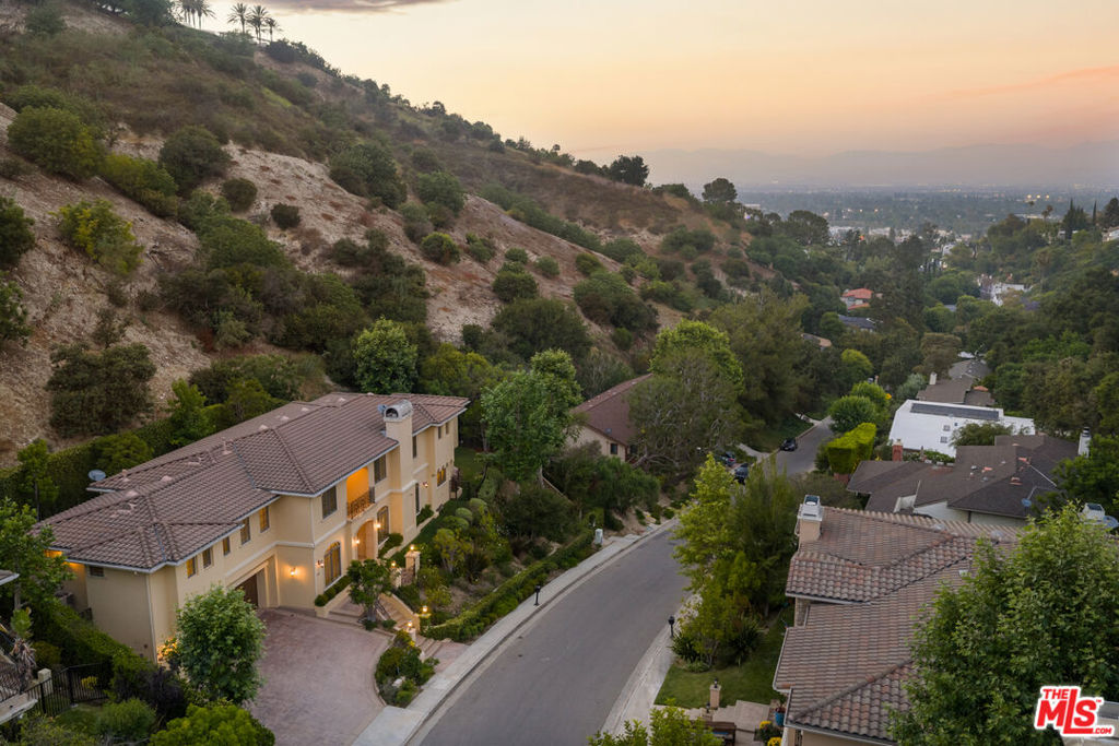 3697 Benedict Canyon Lane