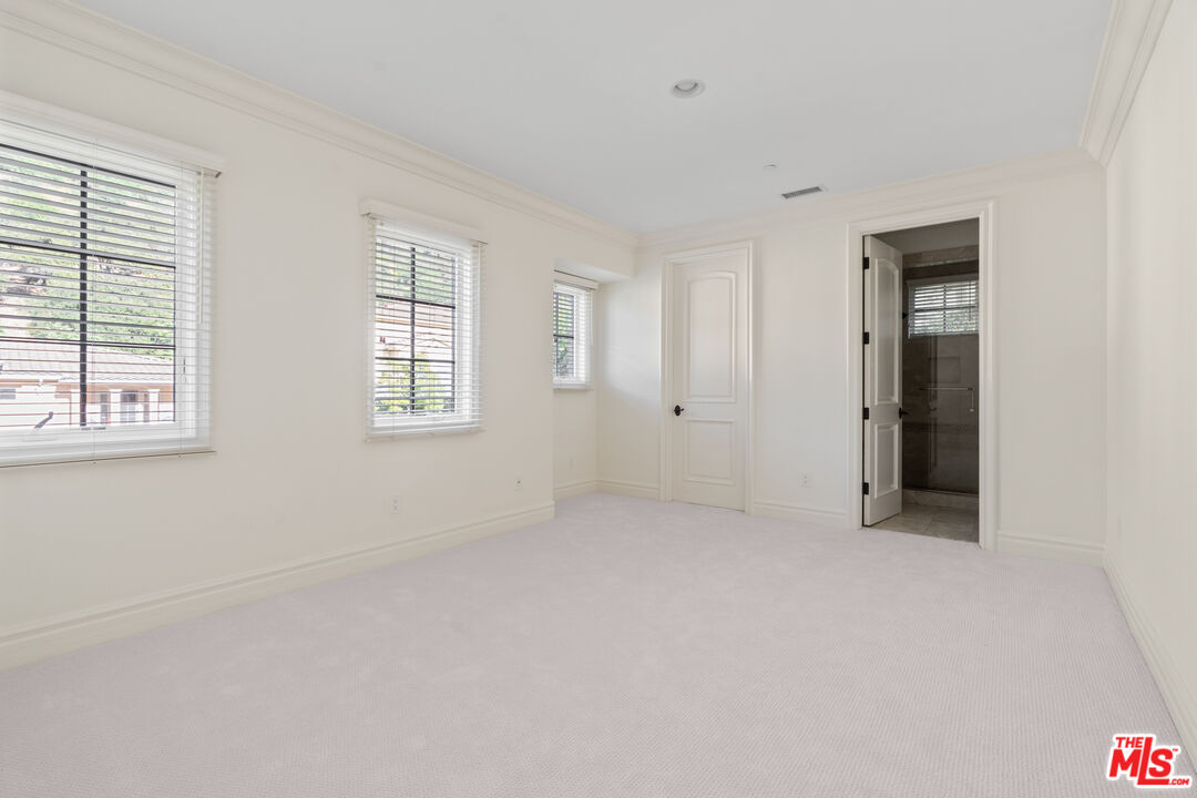 3697 Benedict Canyon Ln