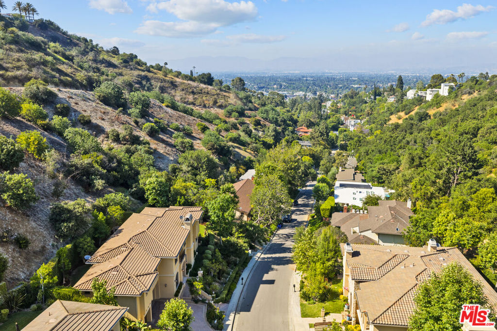 3697 Benedict Canyon Lane