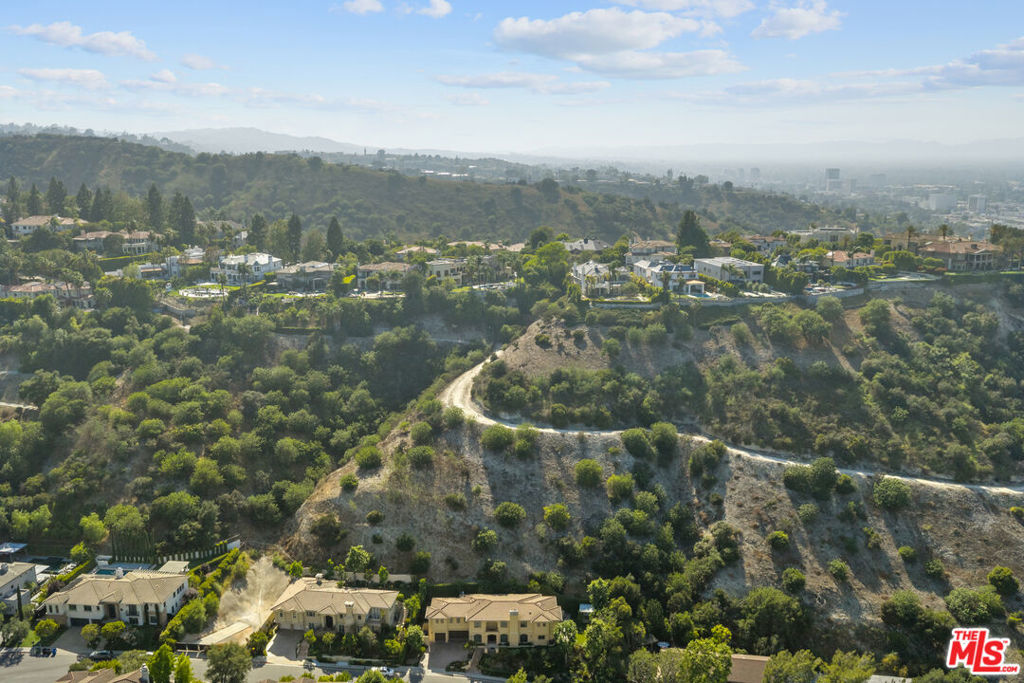 3697 Benedict Canyon Lane