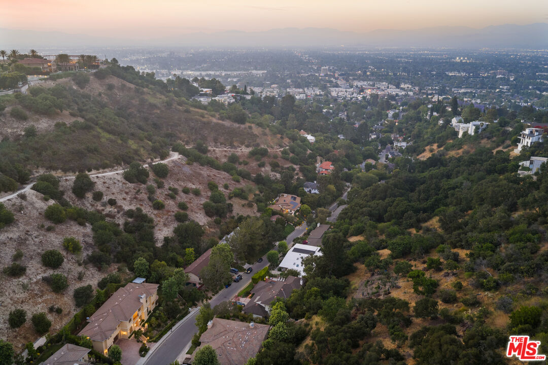 3697 Benedict Canyon Ln