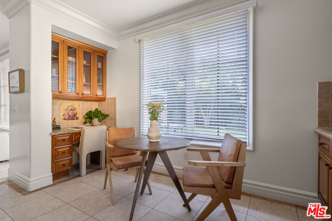 3697 Benedict Canyon Ln