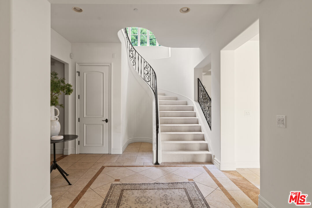 3697 Benedict Canyon Ln