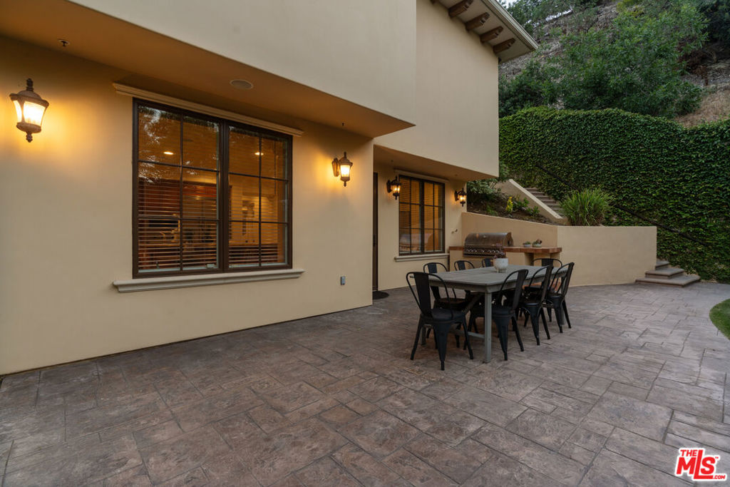 3697 Benedict Canyon Lane