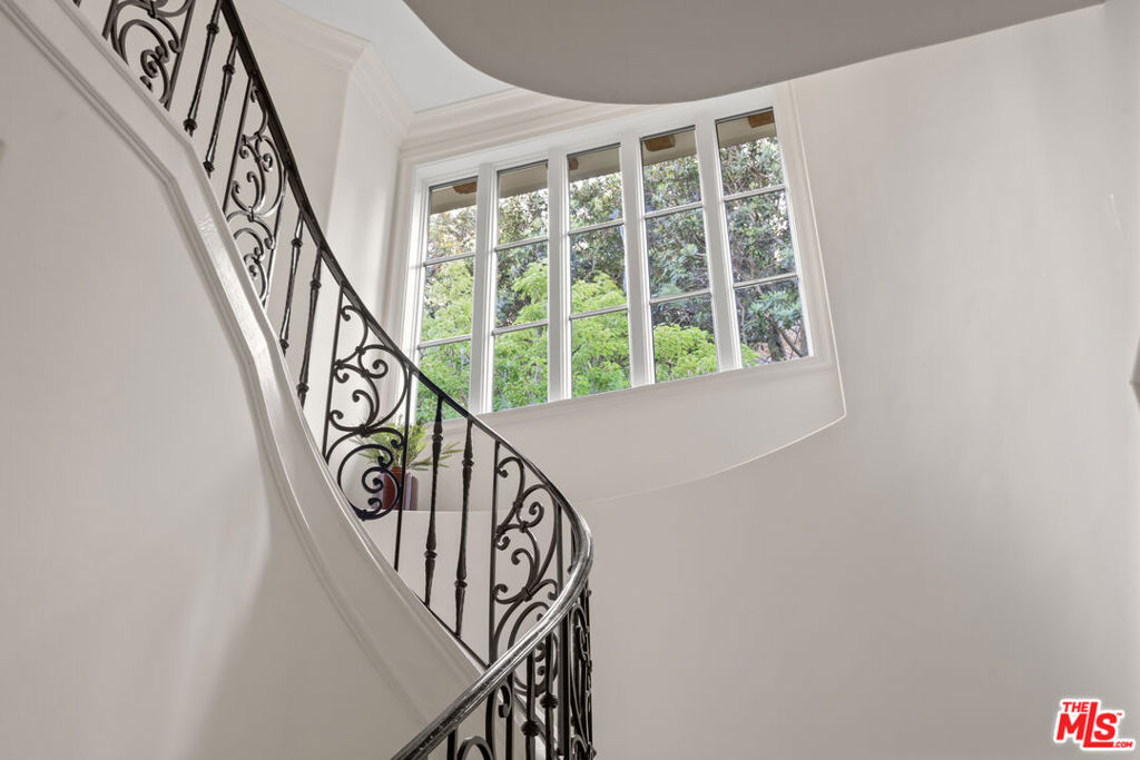 3697 Benedict Canyon Lane