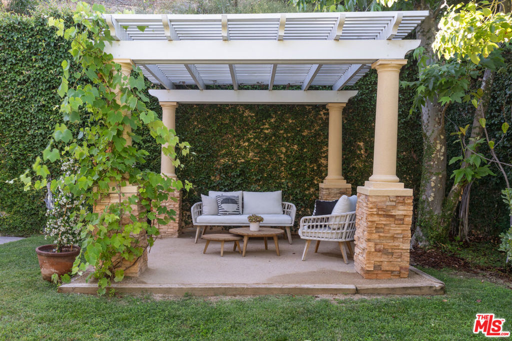 3697 Benedict Canyon Lane