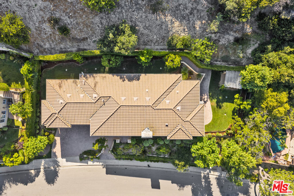 3697 Benedict Canyon Lane