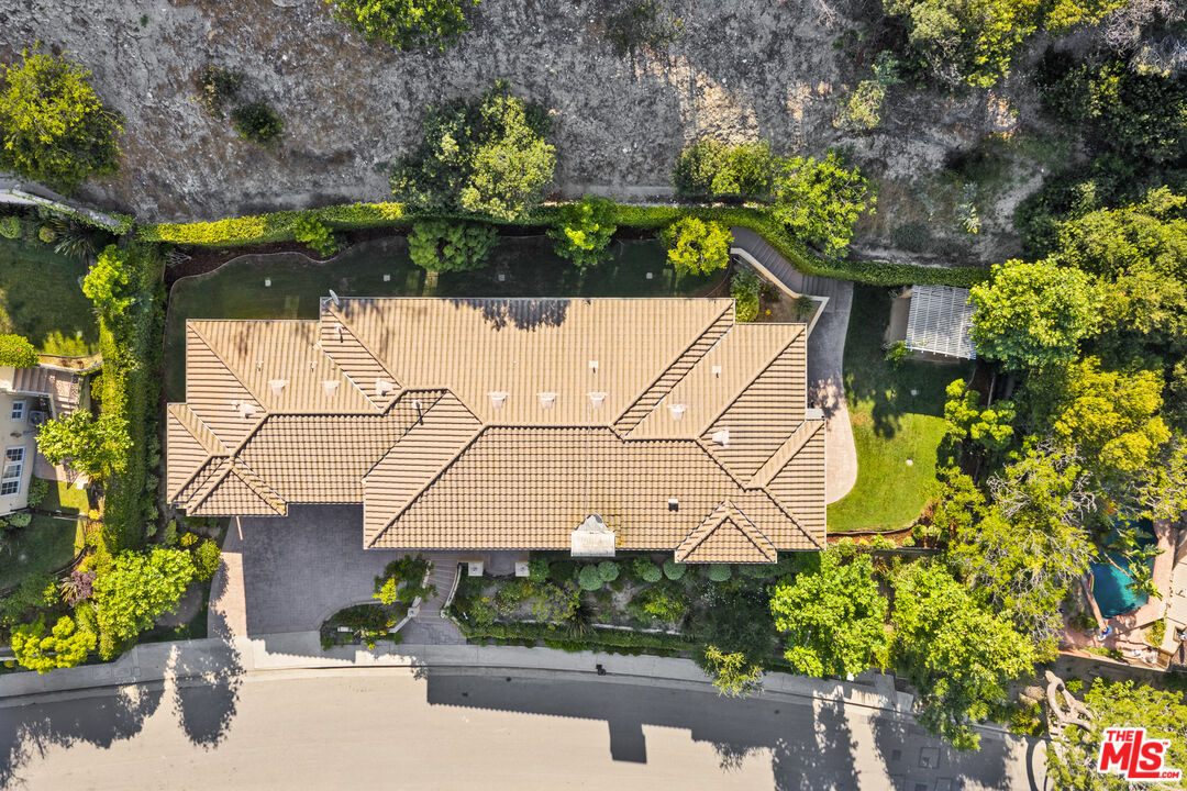 3697 Benedict Canyon Ln