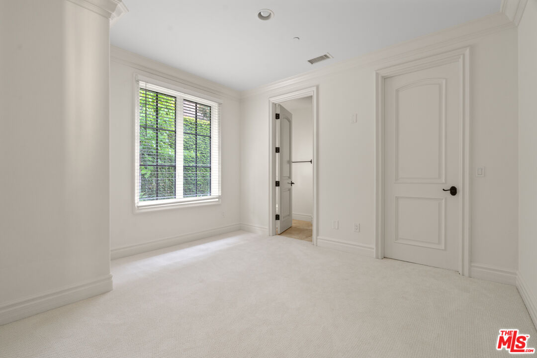 3697 Benedict Canyon Ln