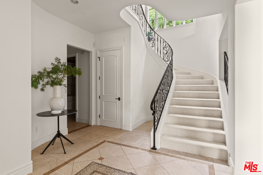 3697 Benedict Canyon Ln