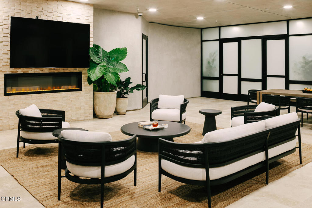 124 W Colorado Street 307