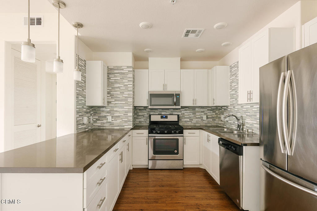 124 W Colorado Street 406