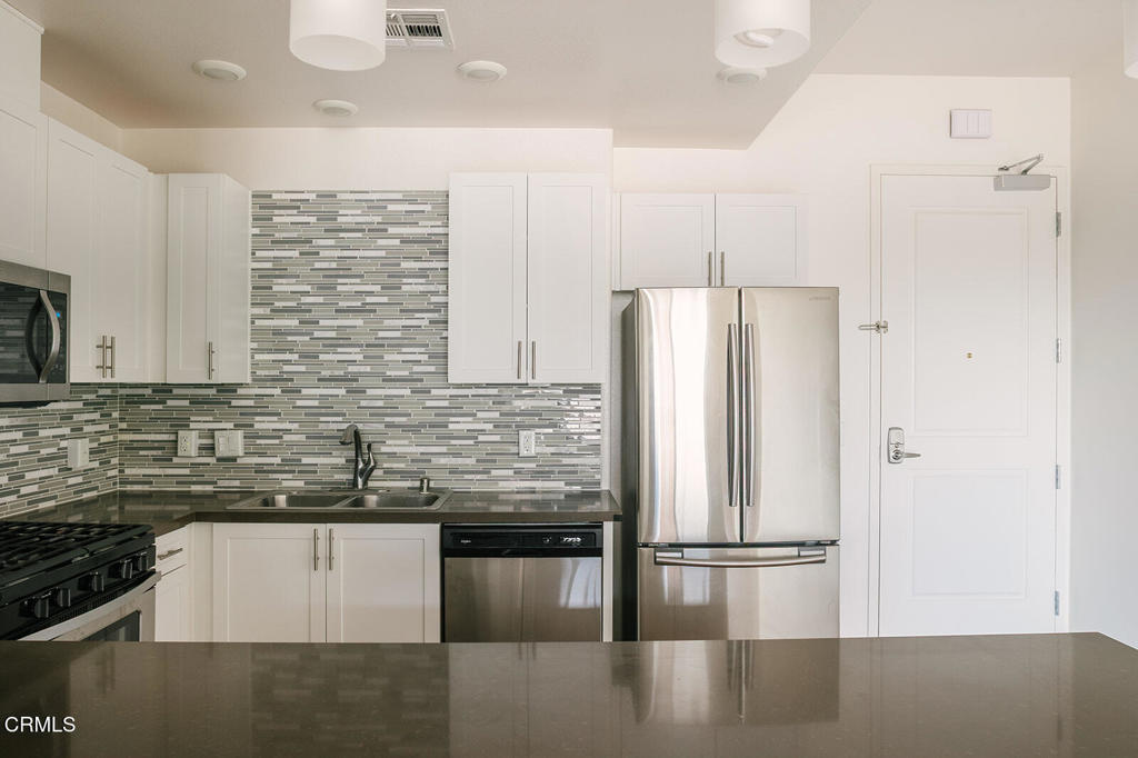 124 W Colorado Street 406