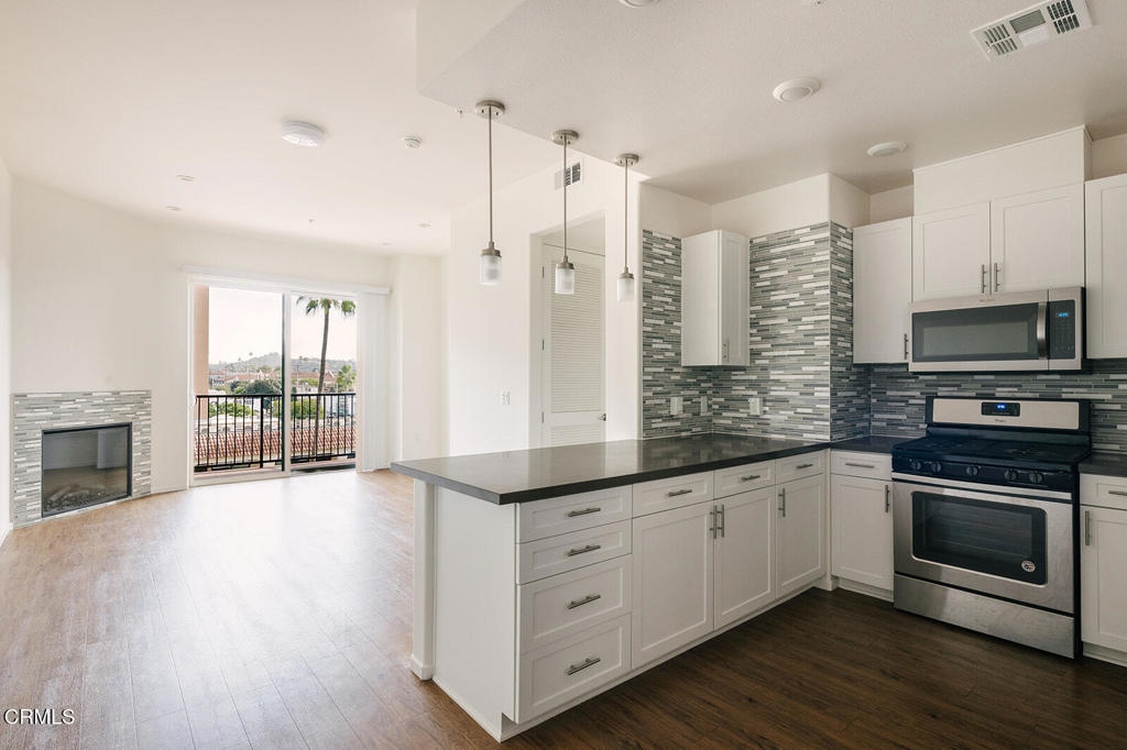 124 W Colorado Street 406