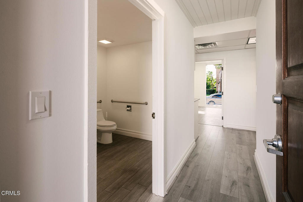 2505 Canada Boulevard 1